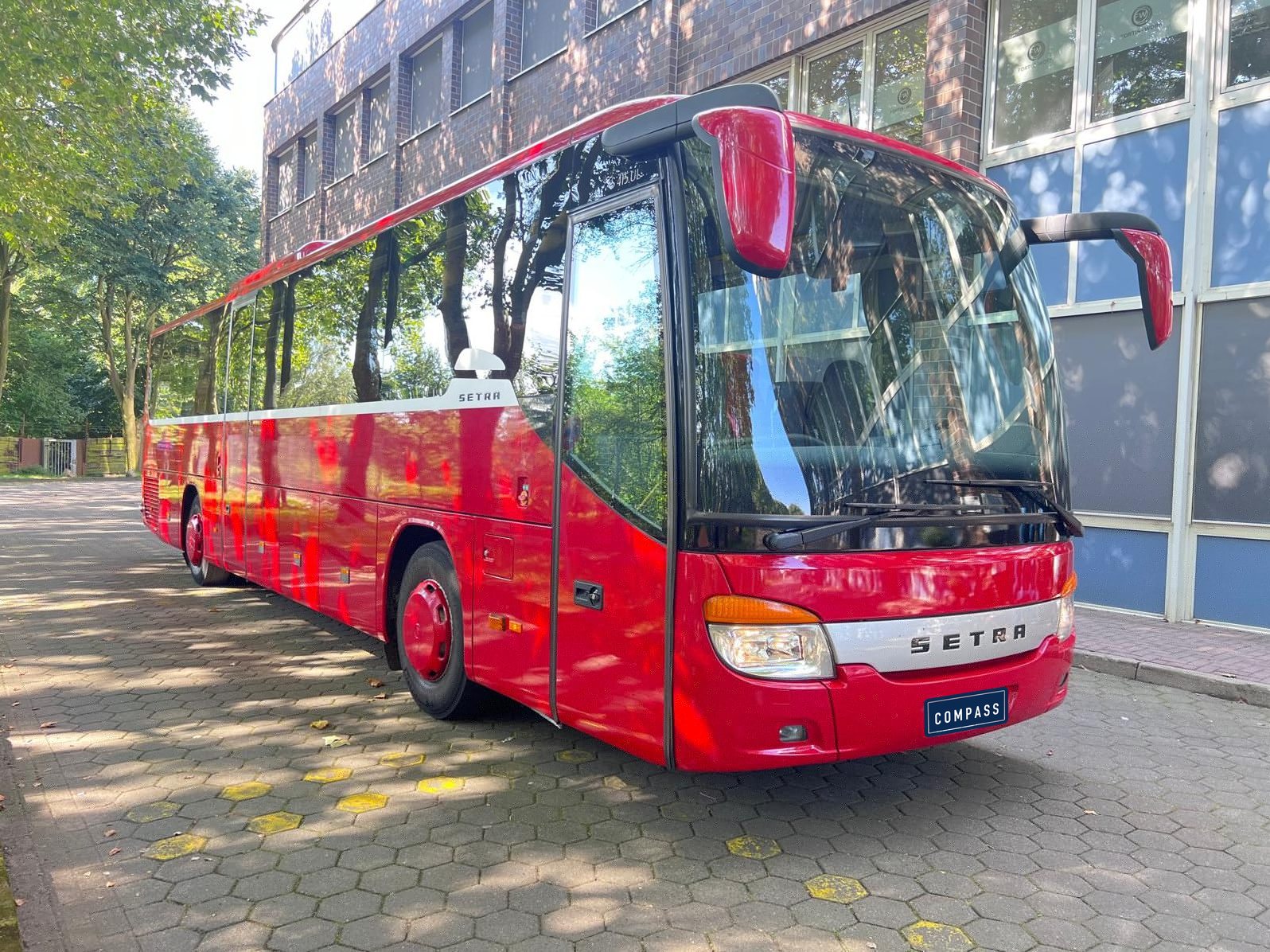 Red Setra S 415 UL in front of the Compass office in Hamburg